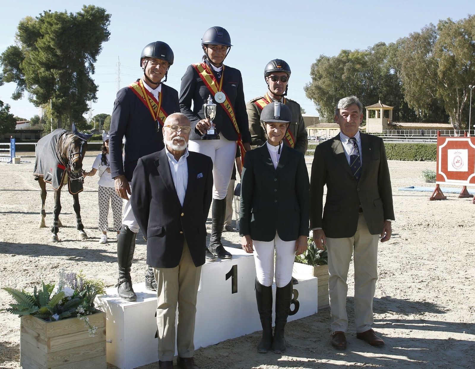 1-Los campeones de España de VET 1 reciben el Trofeo Real Maestranza de Sevilla de manos SAR la infanta Dña. Elena.