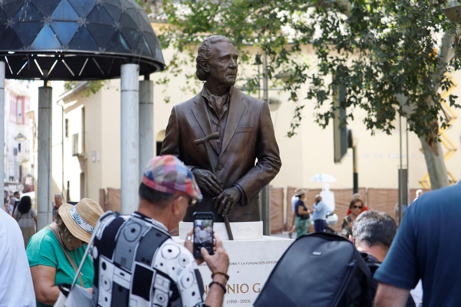 La ofrenda floral en honor a Antonio Gala, en imágenes
