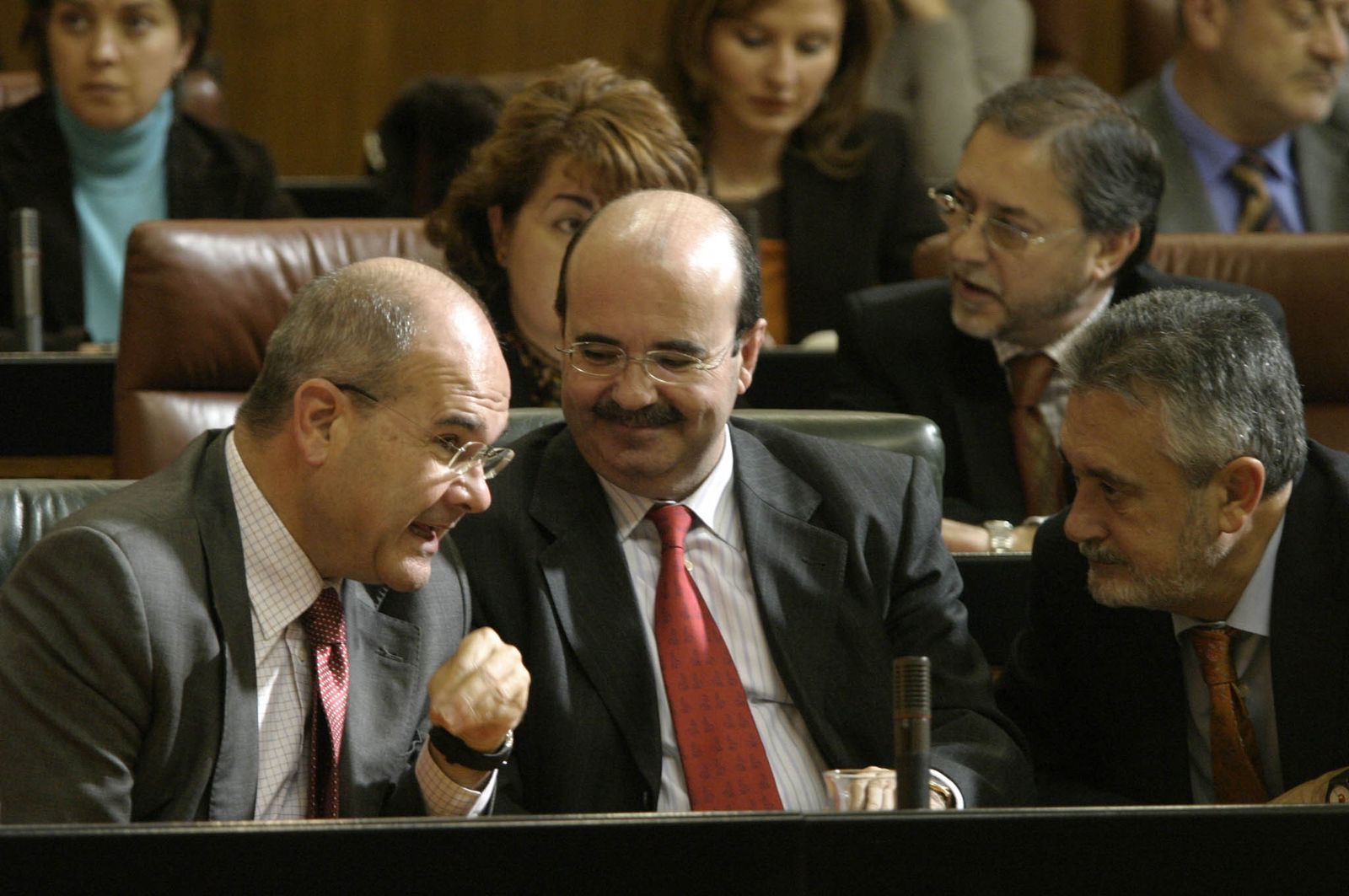 El entonces presidente Manuel Chaves con sus dos vicepresidentes, José Antonio Griñán y Gaspar Zarrías.