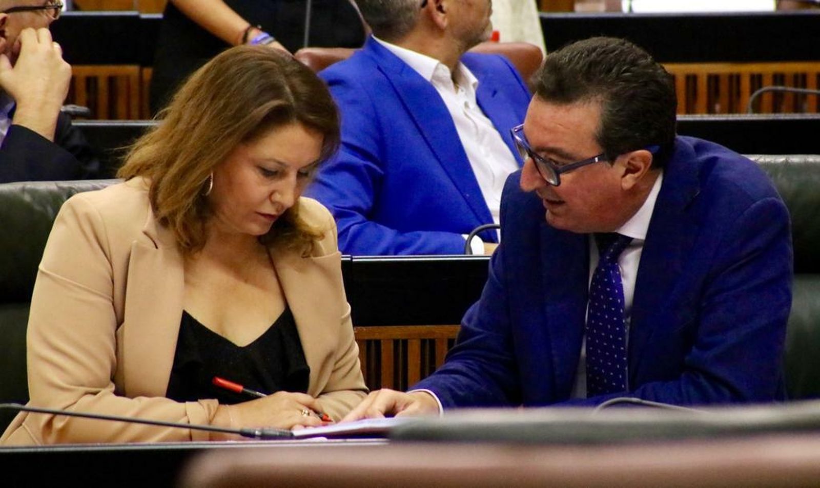 Manuel Andrés González, con la consejera de Agricultura, Carmen Crespo, en el Parlamento.