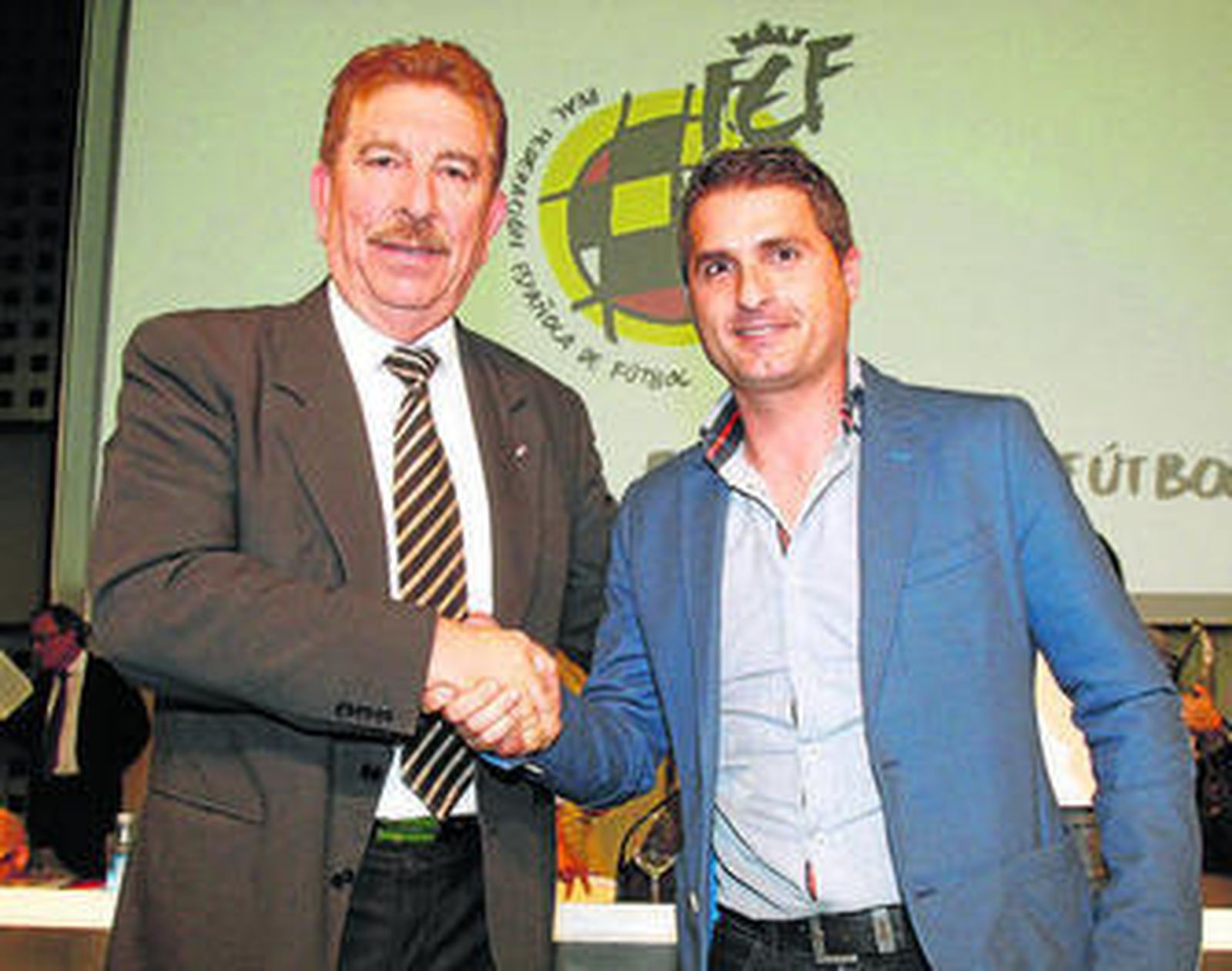 El presidente del Ontinyent, Luis Ortiz, estrecha la mano de Canito al terminar el sorteo.