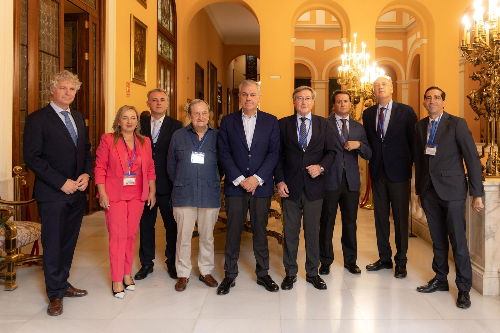 El alcalde José Luis Sanz posa con la dirección del Puerto de Sevilla y con una representación de empresarios portuarios liderados por ProSevillaPort