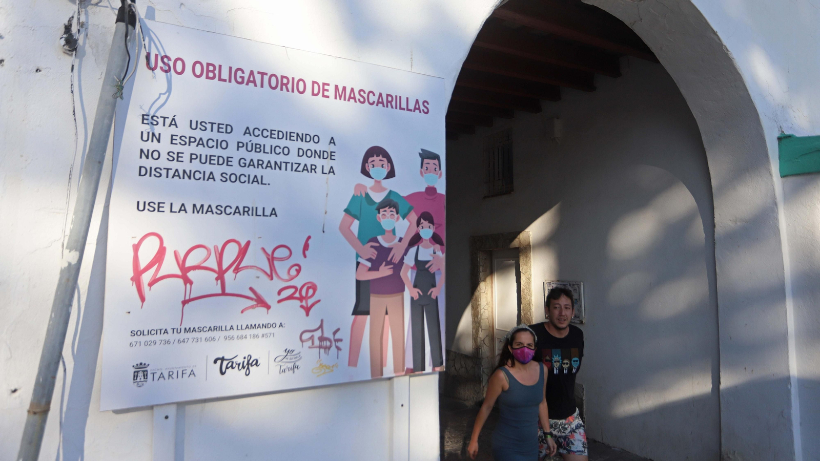 Un cartel que avisa del uso obligatorio de mascarillas en el centro de Tarifa. Un cartel que avisa del uso obligatorio de mascarillas en el centro de Tarifa.