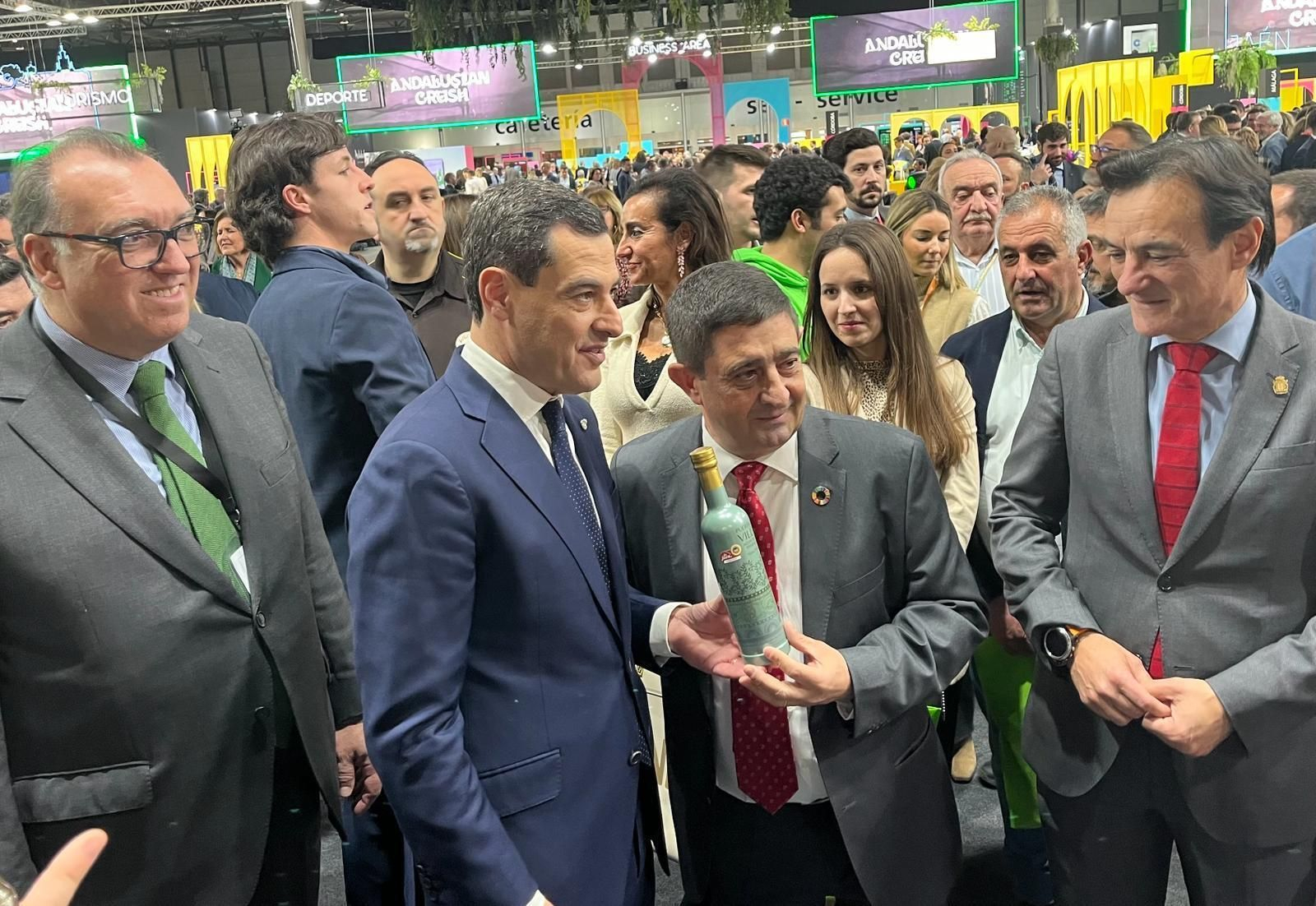 El presidente de la Diputación de Jaén, Paco Reyes, saluda al presidente de la Junta, Juan Manuel Moreno Bonilla, en la inauguración del pabellón de Andalucía.