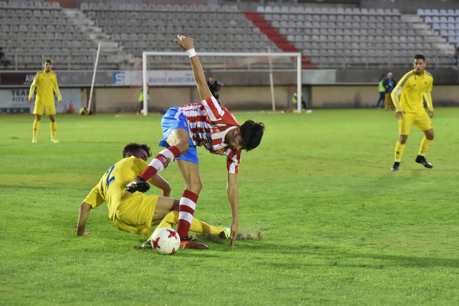 El albirrojo Albertito (titular tras su lesión), ayer con el cadista Miguel.