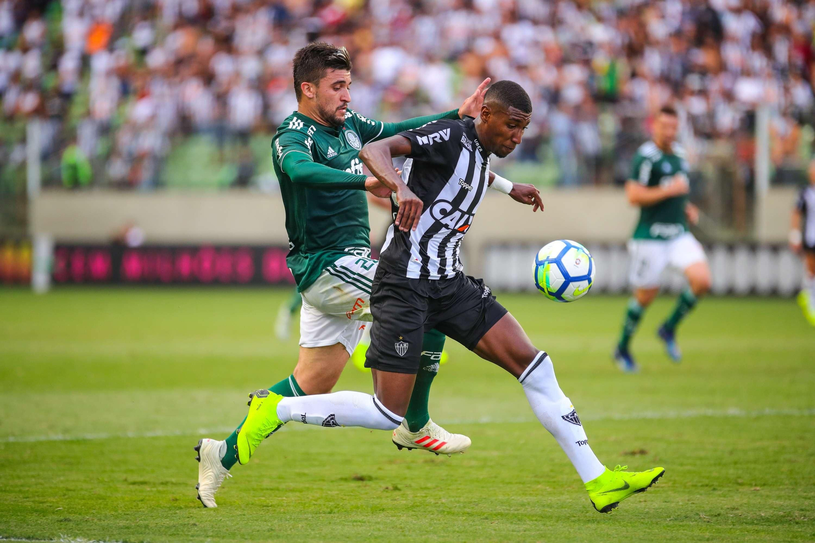 Emerson intenta marcharse de un rival en un duelo ante el Palmeiras.