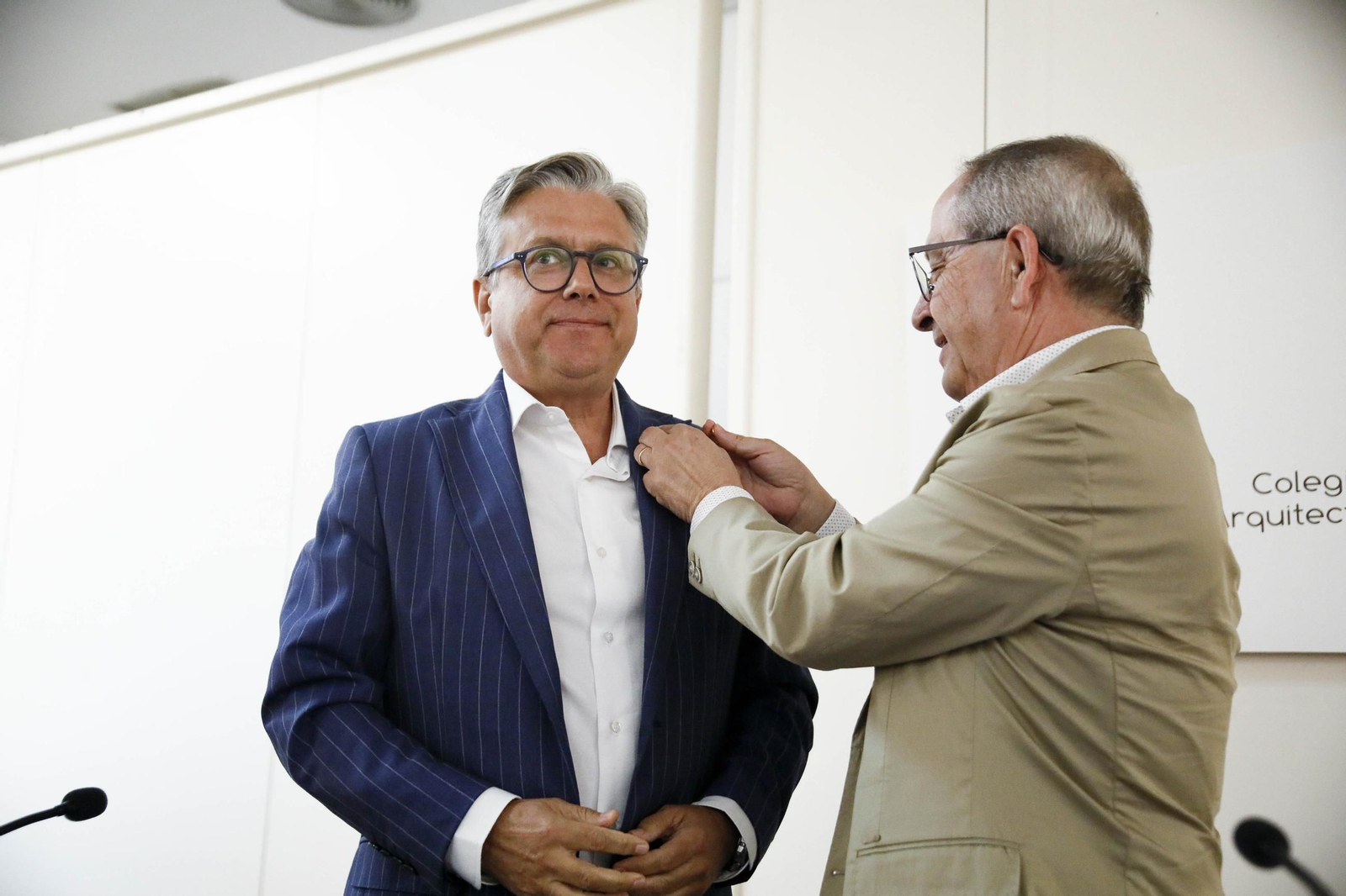 Imágenes del nombramiento como colegiado de honor a Santiago Alfonso en el colegio oficial de arquitectos de Almería