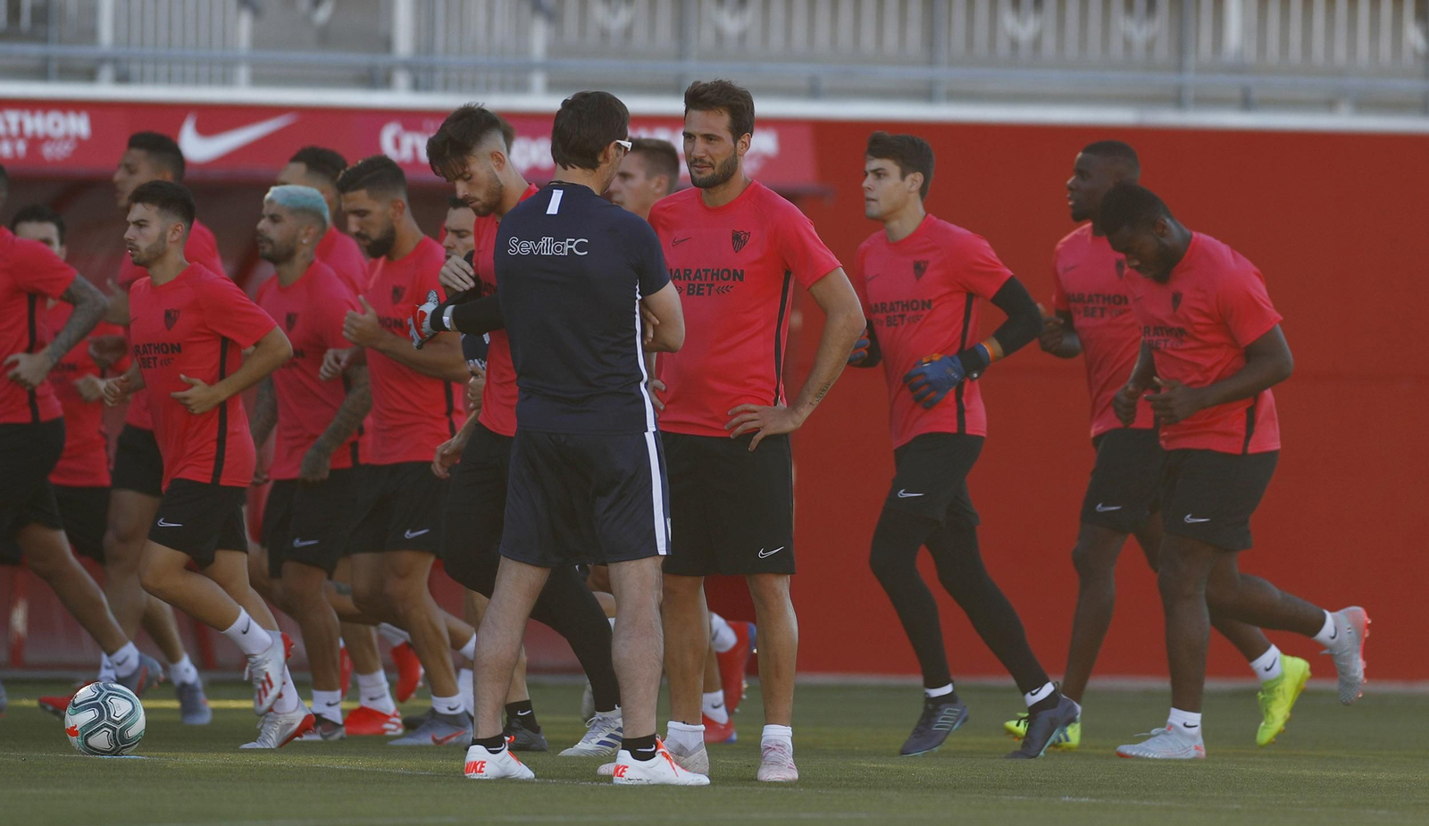 Franco Vázquez sonríe ante Lopetegui durante un entrenamiento. Franco Vázquez sonríe ante Lopetegui durante un entrenamiento.