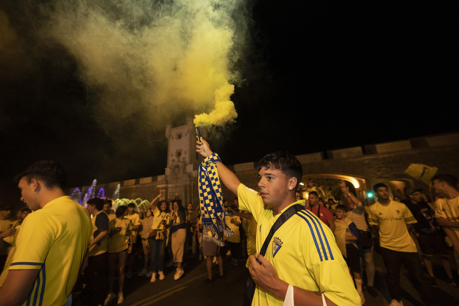 Las imágenes de la afición del Cádiz C.F. celebrando la permanencia en la fuente más cadista