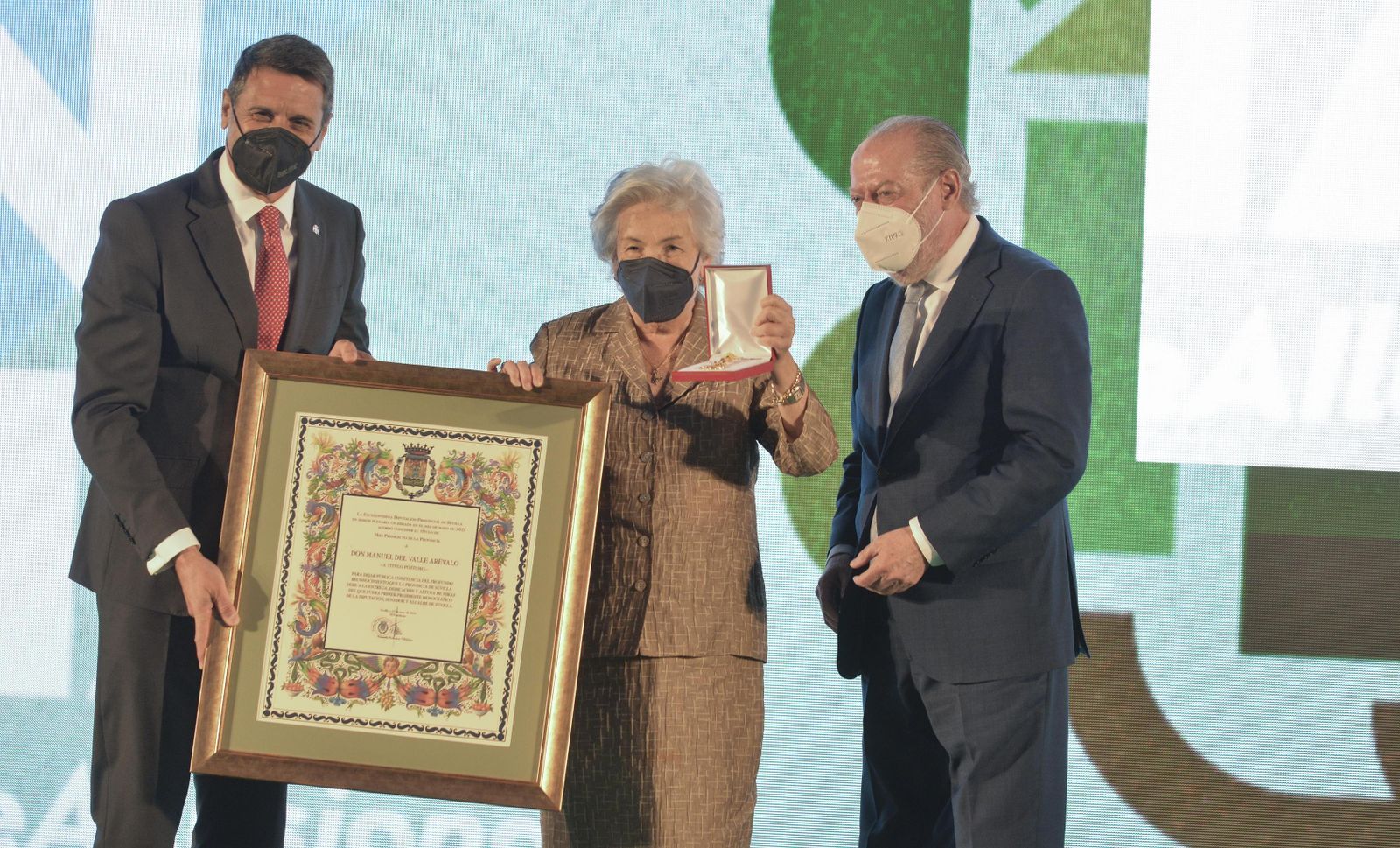 Pedro Fernández y Fernando Rodríguez Villalobos entregan el título de Hijo Predilecto a María Luisa de Pedro , viuda de Manuel del Valle.