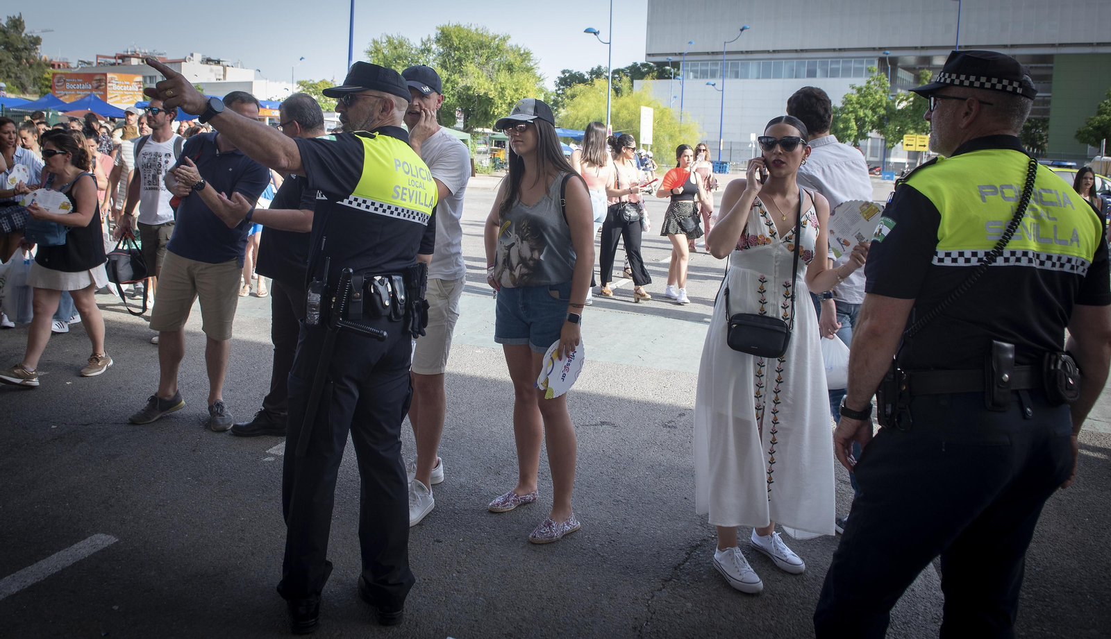 Calor y buen ambiente en la entrada del concierto de Manuel Carrasco