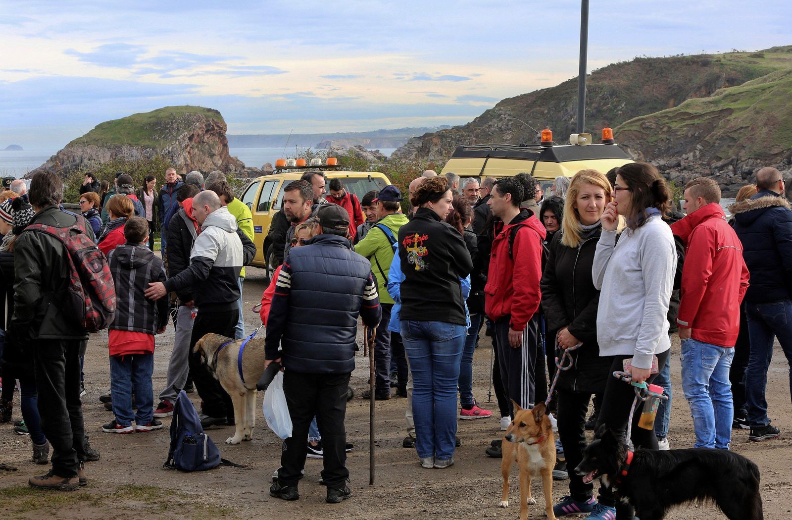 Ciudadanos colaboraban ayer en el dispositivo de búsqueda de Concepción Barbeira, desaparecida en Asturias.