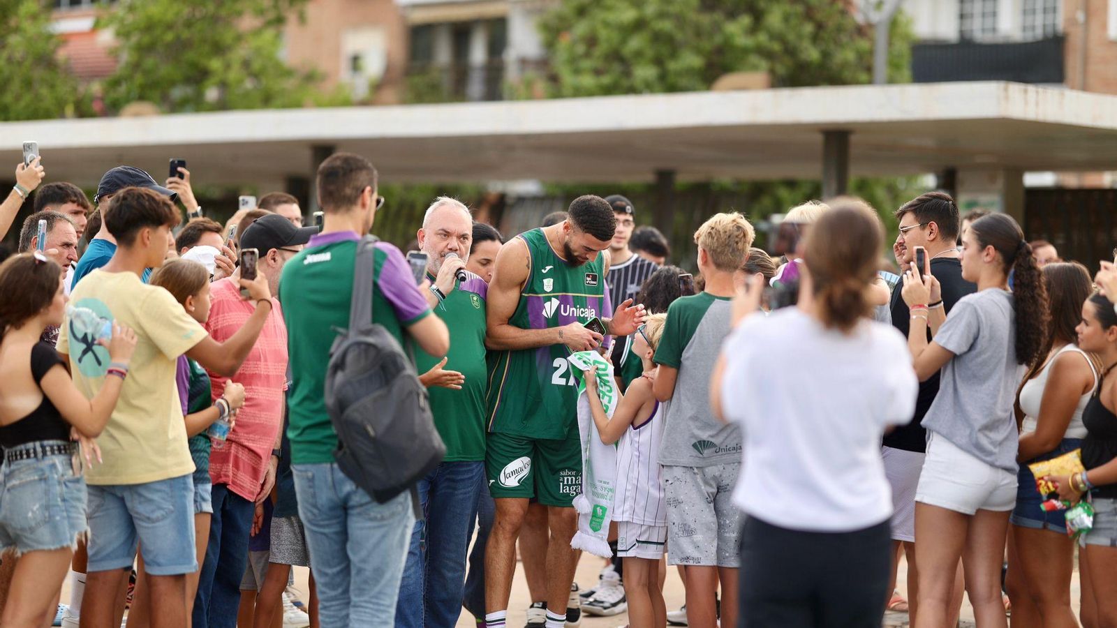 Duarte firma a aficionados.