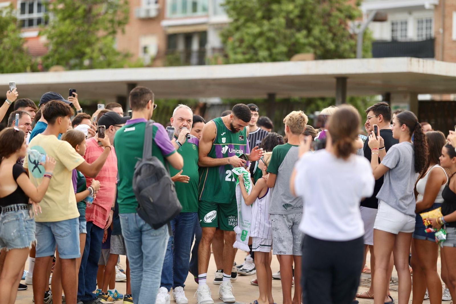 Las fotos de la espectacular presentación de Chris Duarte con el Unicaja en el Parque del Oeste