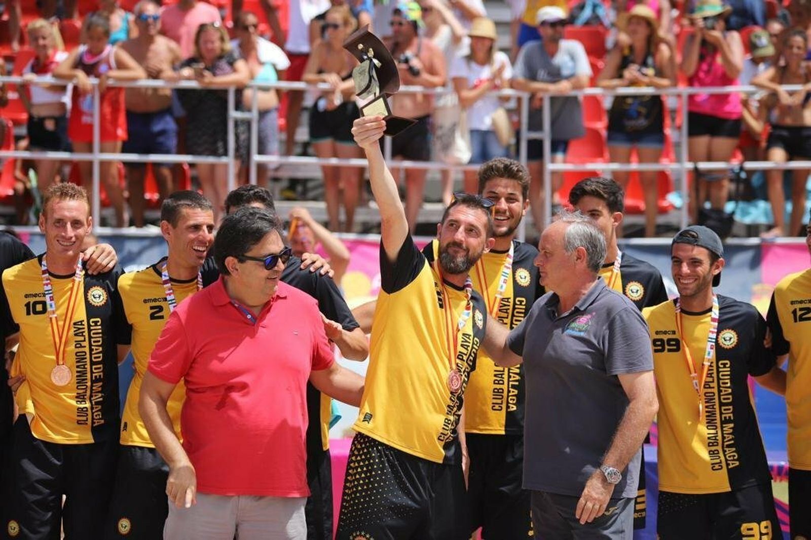 Jugadores del Balonmano Playa Ciudad de Málaga con la medalla de bronce.