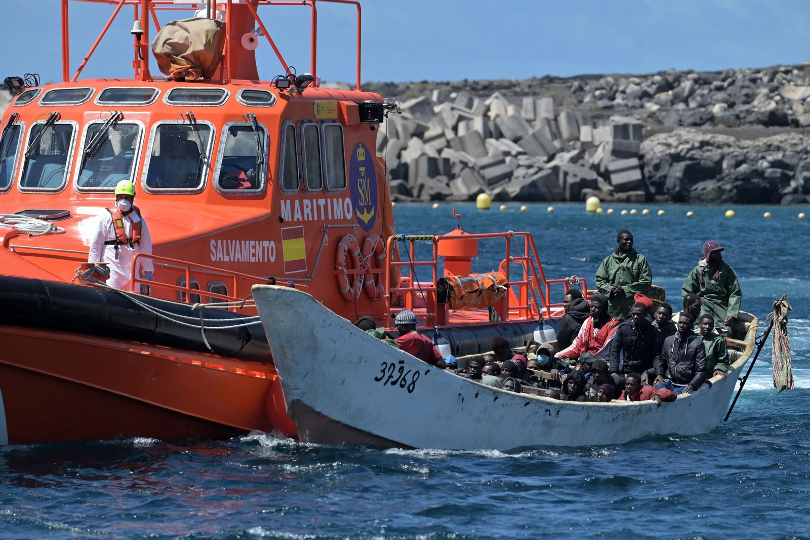 Salvamento Marítimo realiza un traslado hasta el puerto de La Restinga, en El Hierro.