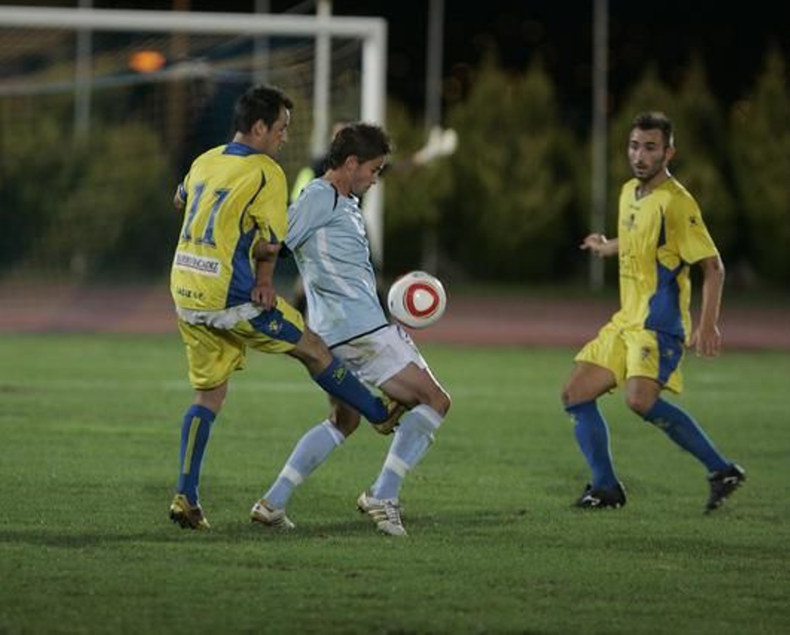 López Silva pelea un balón bajo la atenta mirada de Pecci. 

Foto: Javier Alonso