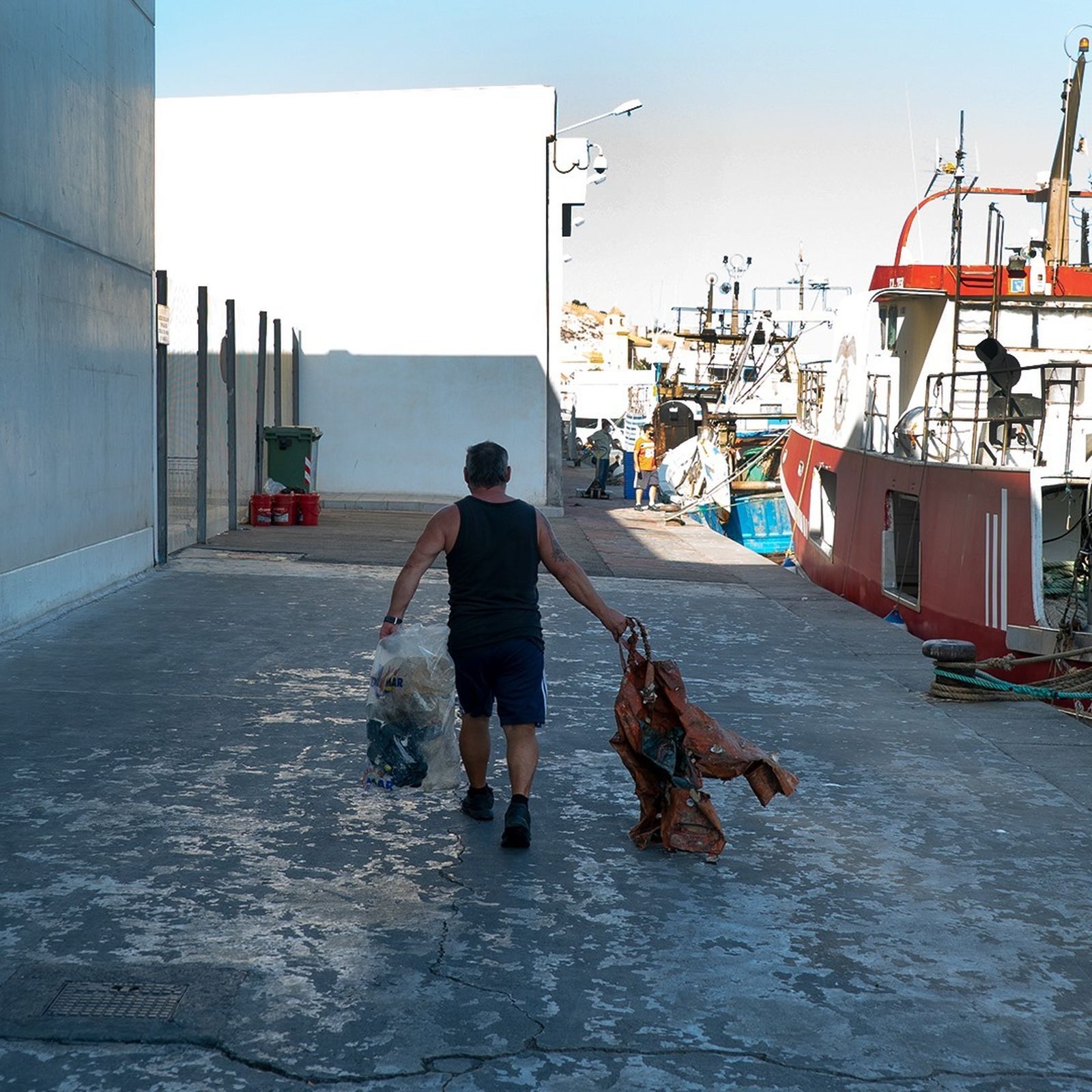 Un pescador almeriense lleva la basura recogida al punto limpio para su revalorización.