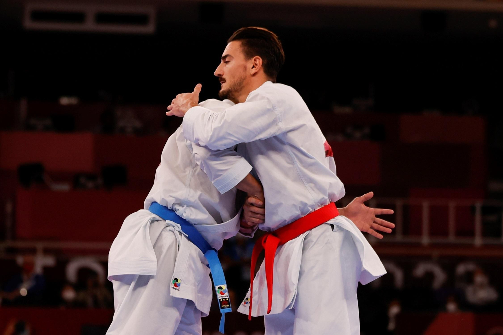 Damián Quintero abraza a su rival.