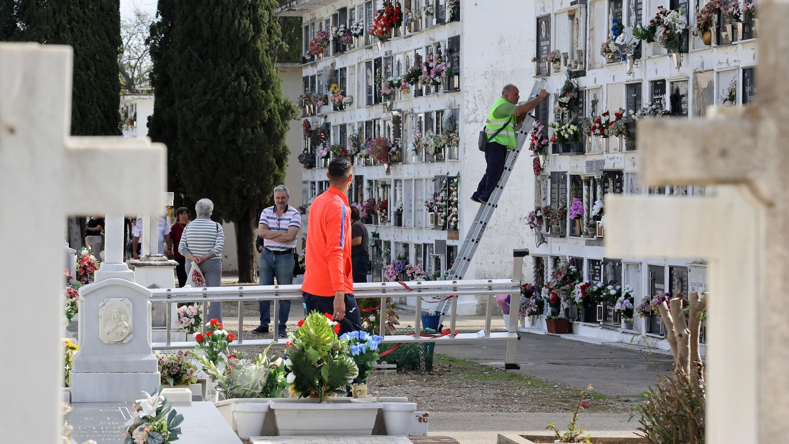 Día de Todos los Santos en el cementerio de Jerez