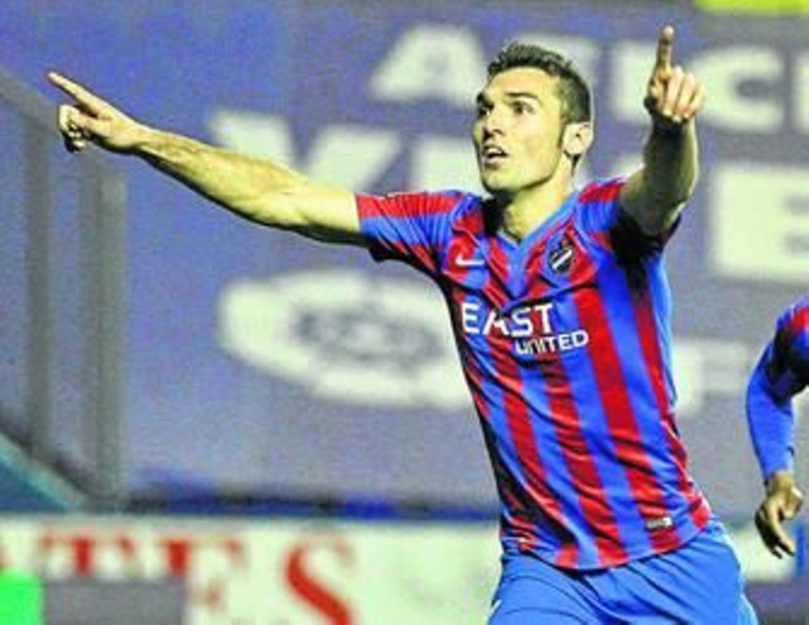 David Barral festeja un gol marcado con el Levante al Granada.