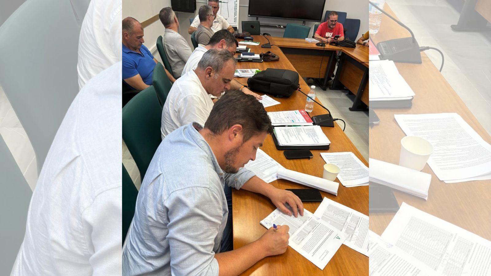 La firma del acuerdo en la sede del CARL, este viernes.