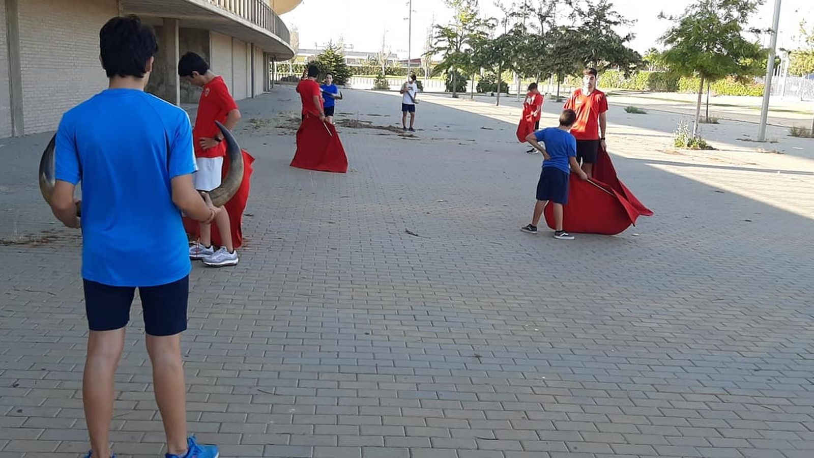 Desde el pasado 3 de junio, los futuros toreros entrenan frente al Estadio Mediterráneo.