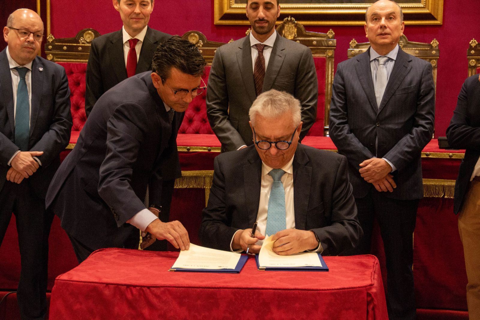 Momento de la firma del acuerdo.