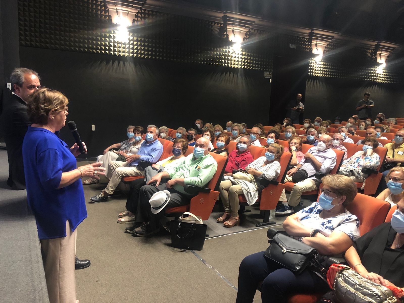 La delegada Dolores Sánchez, durante el encuentro con los mayores.