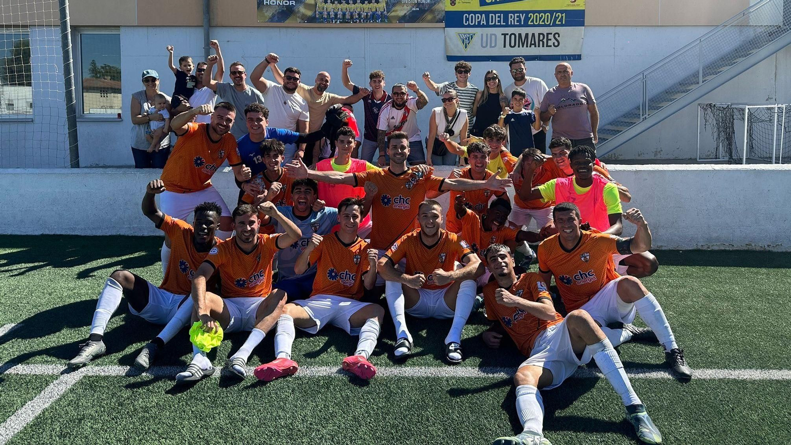 El Pozoblanco festeja su victoria en Tomares.