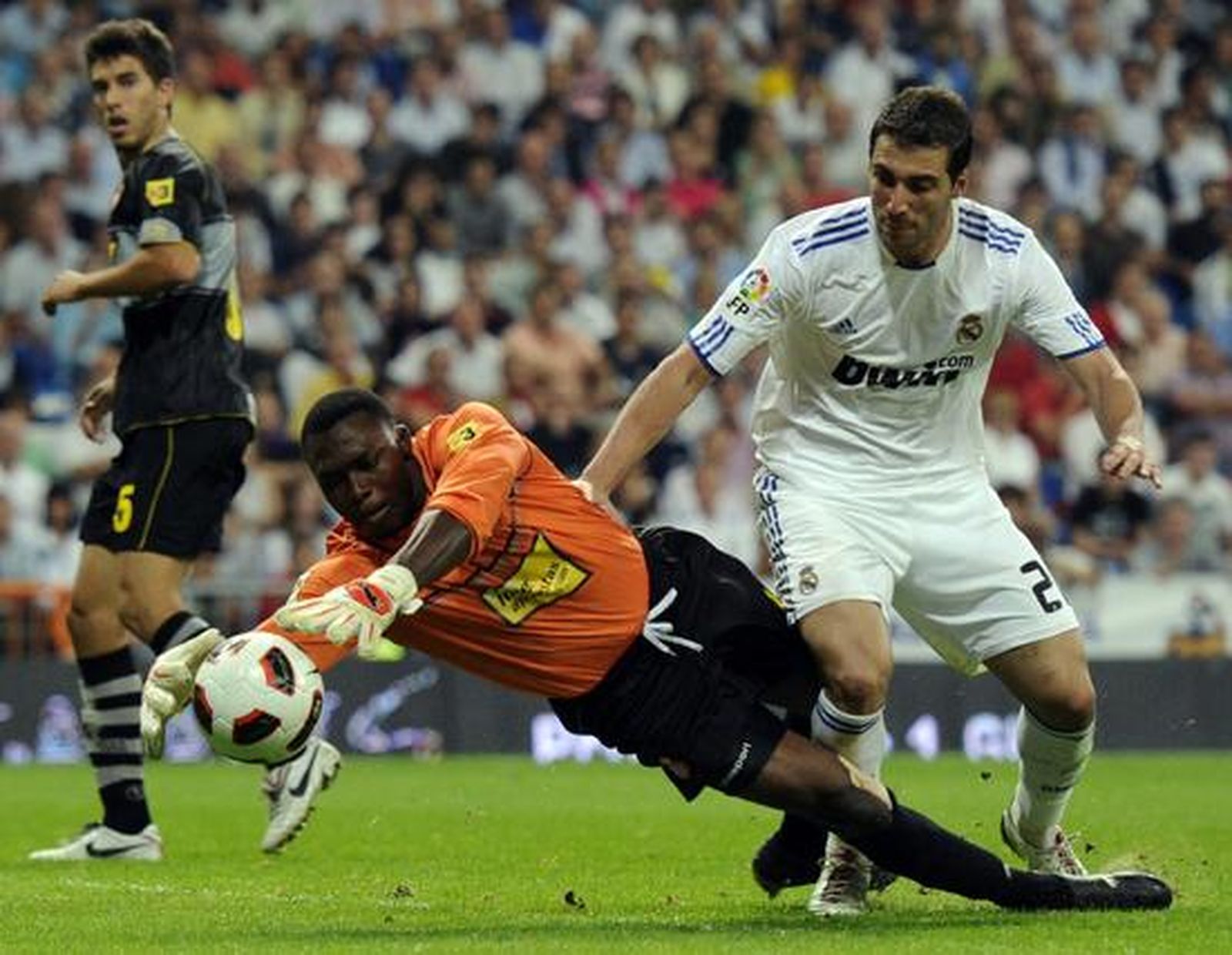 El Real Madrid gana al Espanyol en el Bernabéu. / AFP