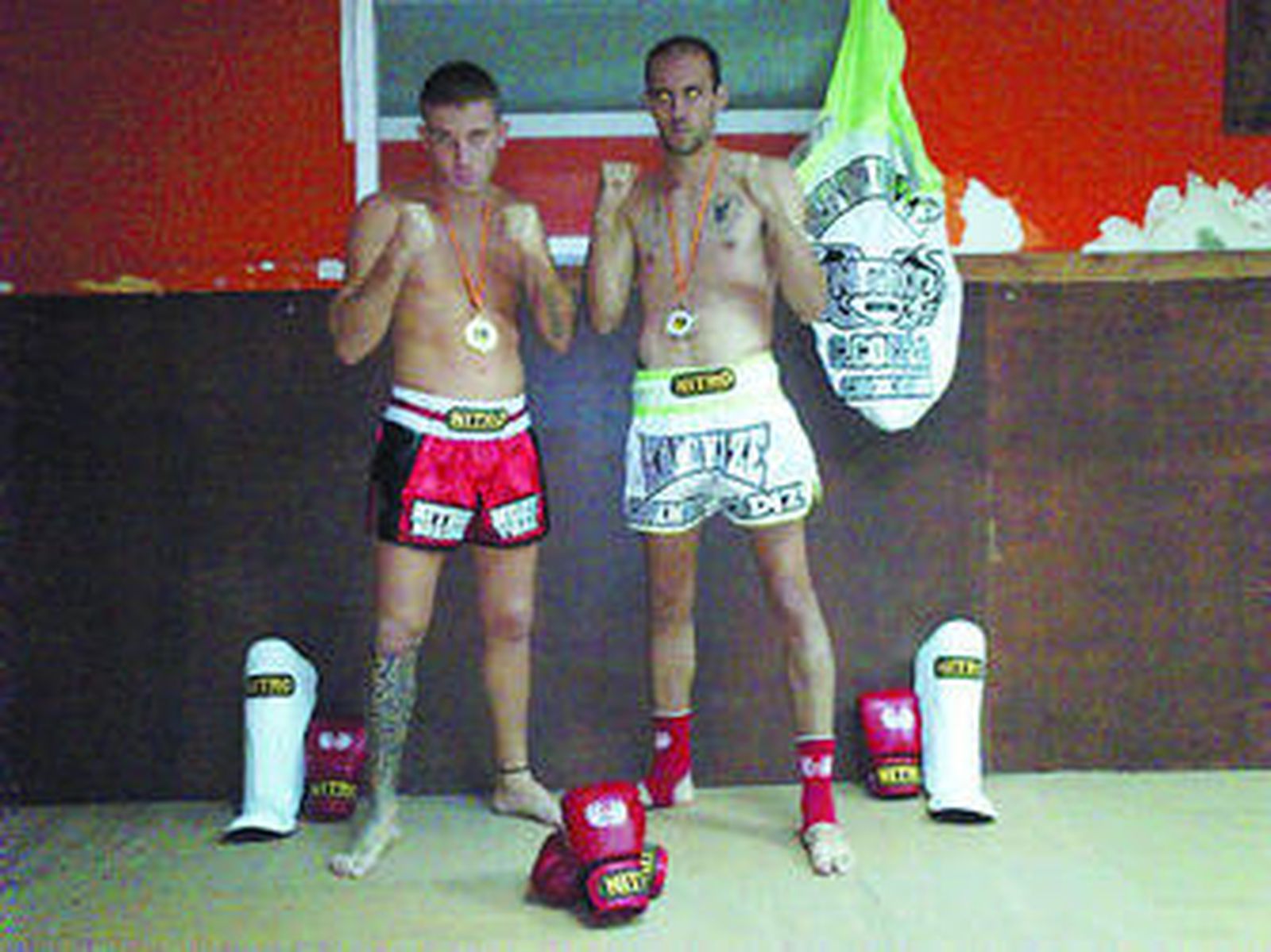 Los dos peleadores gaditanos posan con sus medallas.