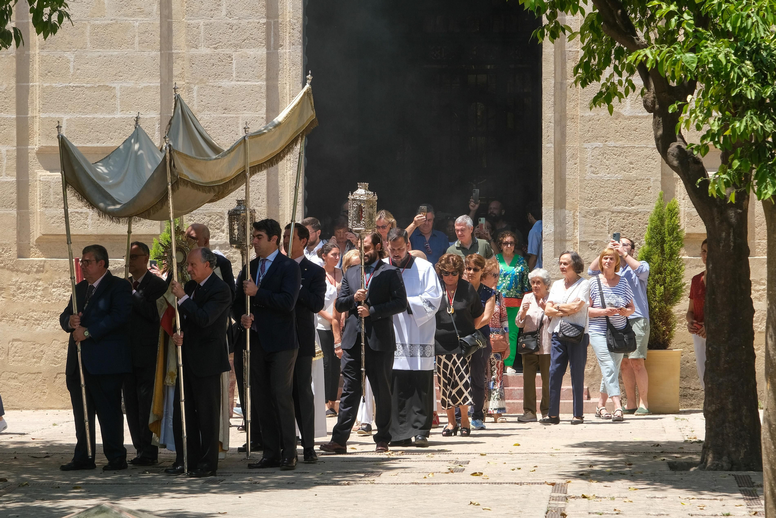 Sacramental del Sagrario. Procesión claustral de su Divina Majestad por el patio de los naranjos