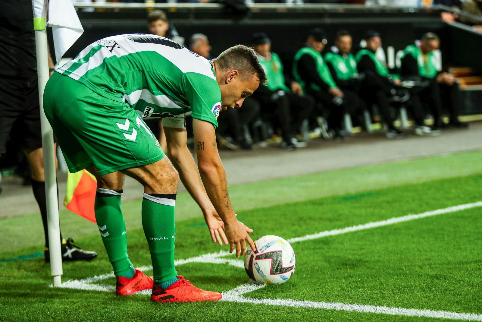 Canales se dispone a sacar de esquina.