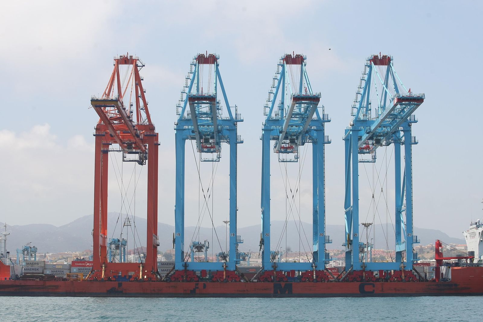 Las tres nuevas grúas de APMT y la que se marcha el lunes a Mersín (Turquía).