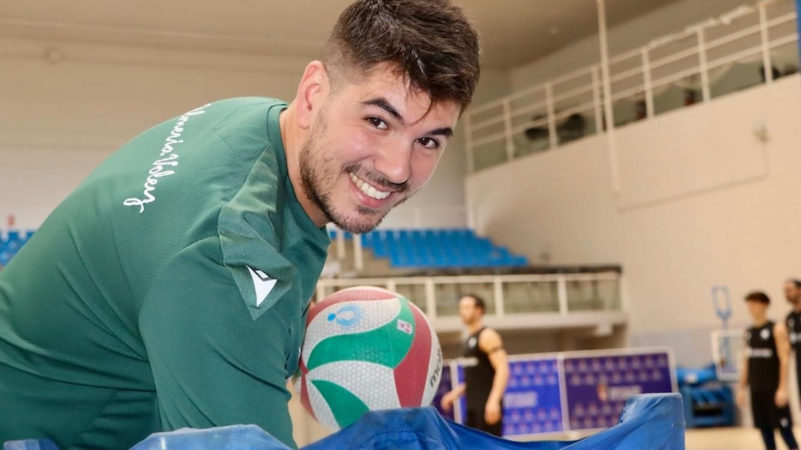 El segundo entrenador de Unicaja Costa de Almería afronta su primer curso como ahorrador. El segundo entrenador de Unicaja Costa de Almería afronta su primer curso como ahorrador.