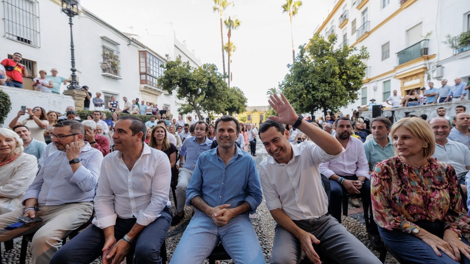 La plaza se llenó de público, militantes y altos cargos del PP.