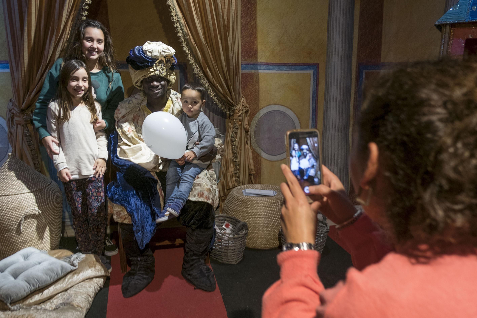 El Cartero Real recibe a un pequeño con sus hermanas.