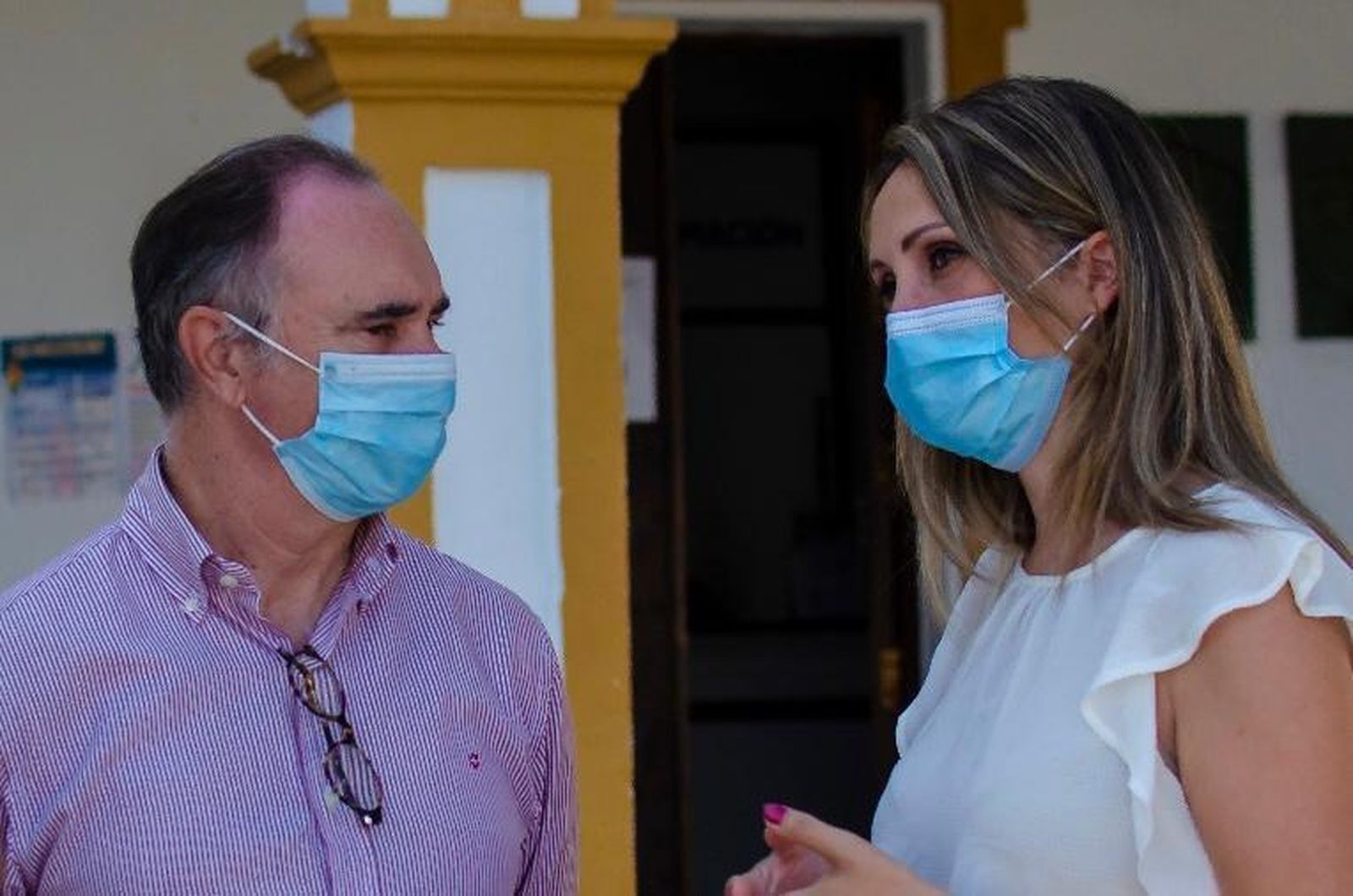 La coordinadora de Ciudadanos en Huelva, María Ponce, y el delegado territorial de Empleo, Antonio Augustín.