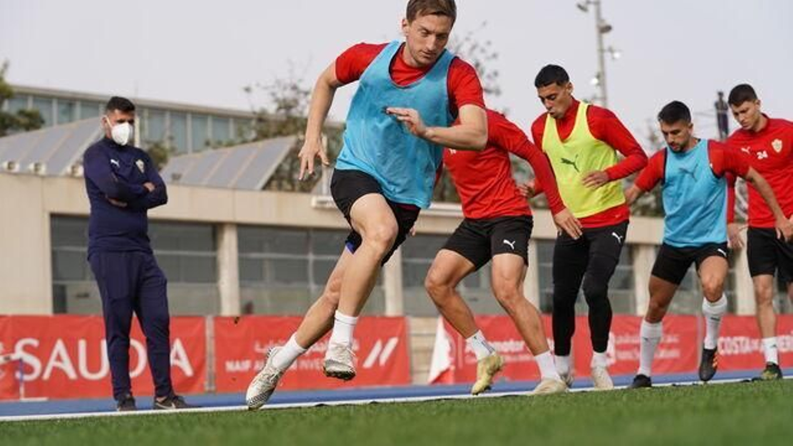 Cuenca, último de la fila, se prepara para un ejercicio.