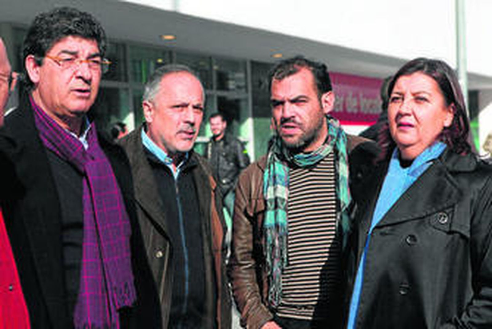 La concejal de IU acusada, Josefa Medrano, ayer frente a los juzgados del edificio Noga con otros dirigentes de su partido.