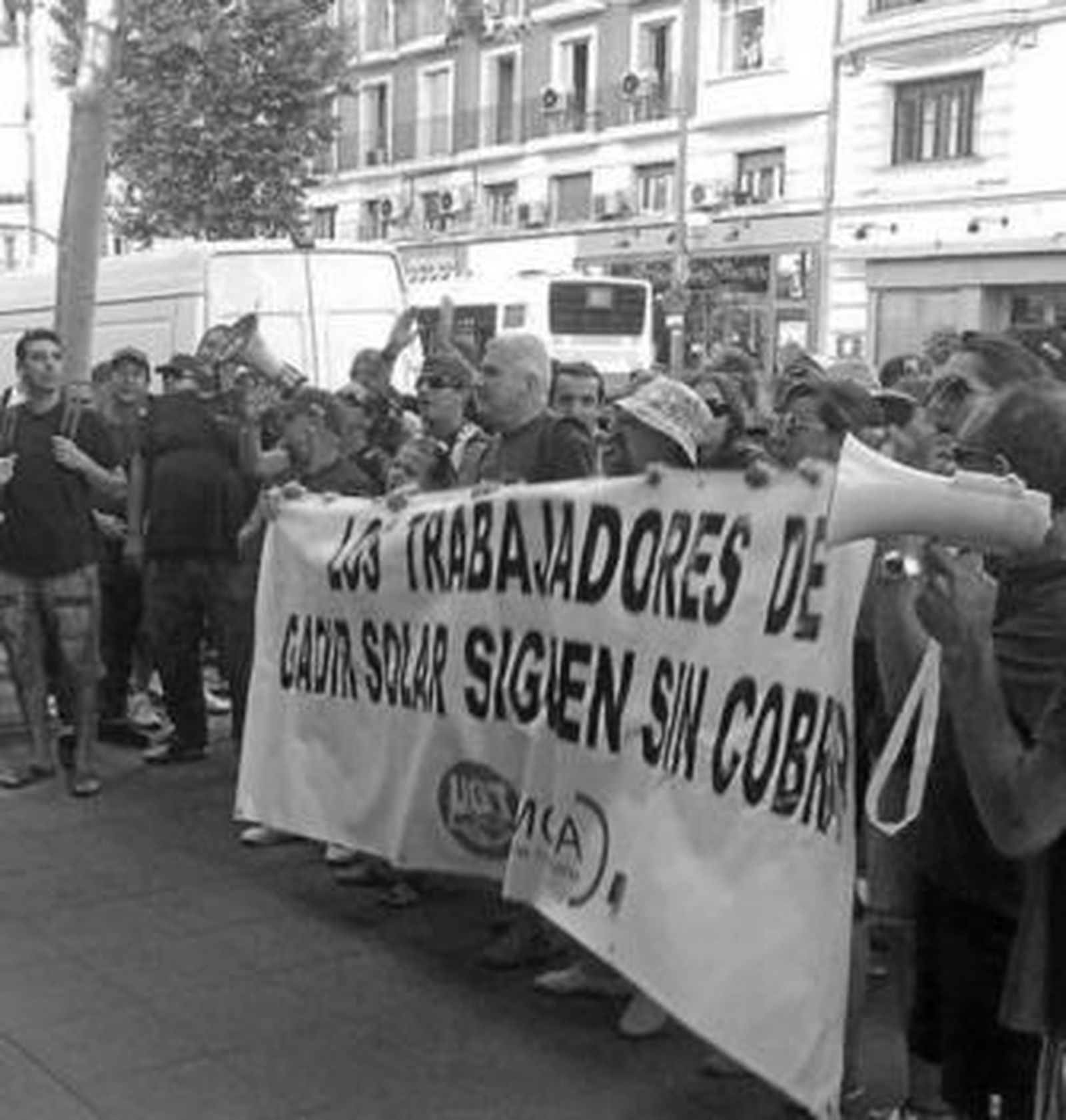 Empleados de Gadir Solar, ayer en Madrid mientras se celebraba la reunión.