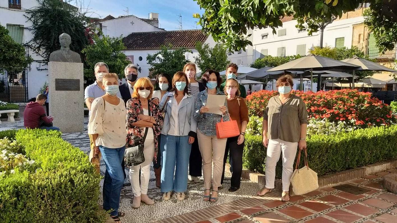 Miembros de la plataforma antideslinde en la Plaza de los Naranjos de Marbella.