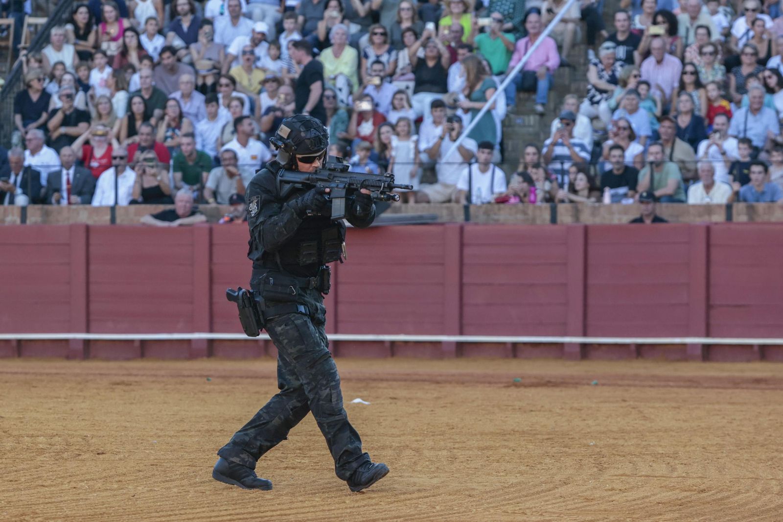 Las imágenes de la espectacular exhibición de la Policía Nacional en la Maestranza