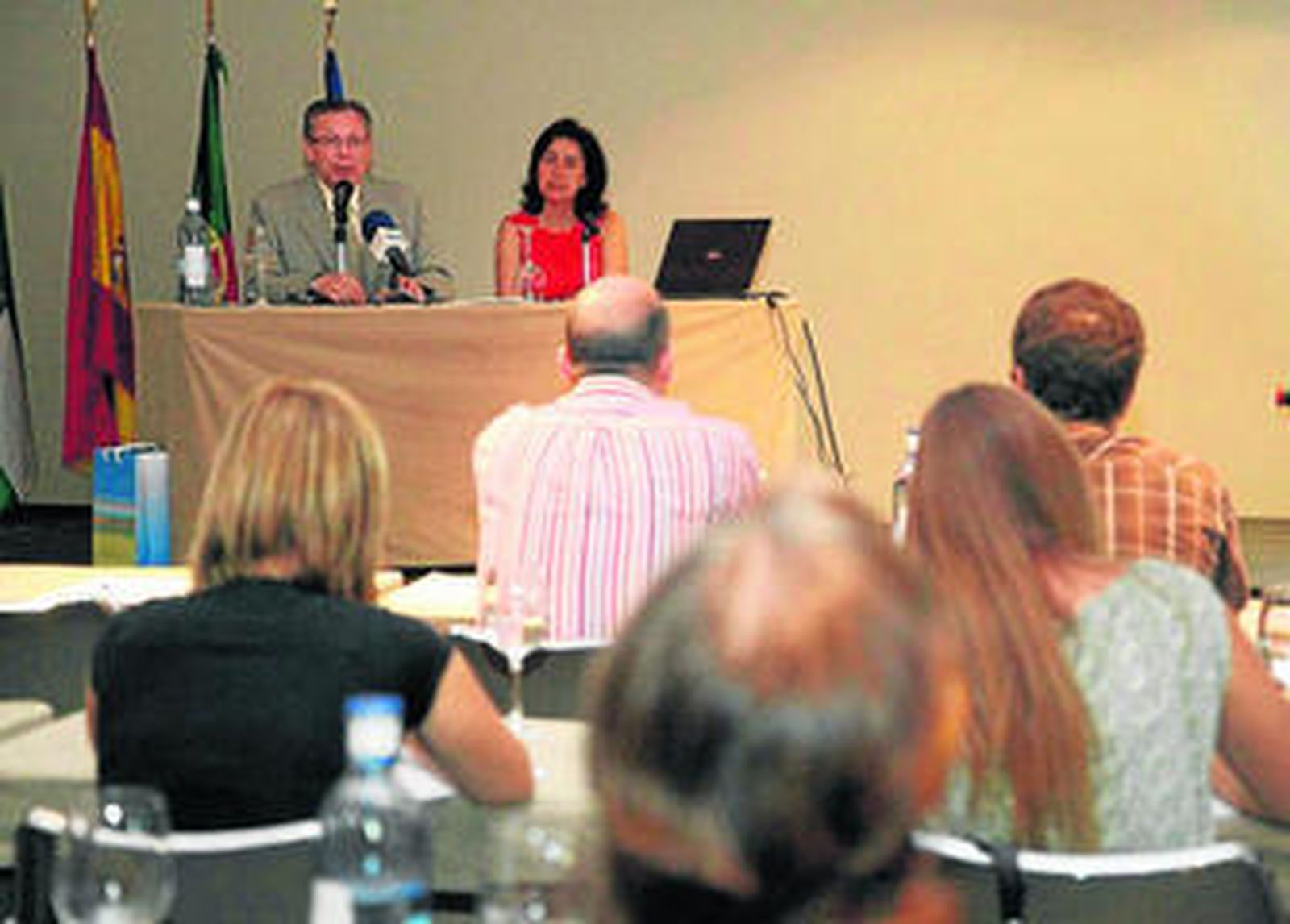 El presidente del Ifapa de Andalucía, Javier de las Nieves, y la directora de Aguas del Pino, María Luisa Cordero.