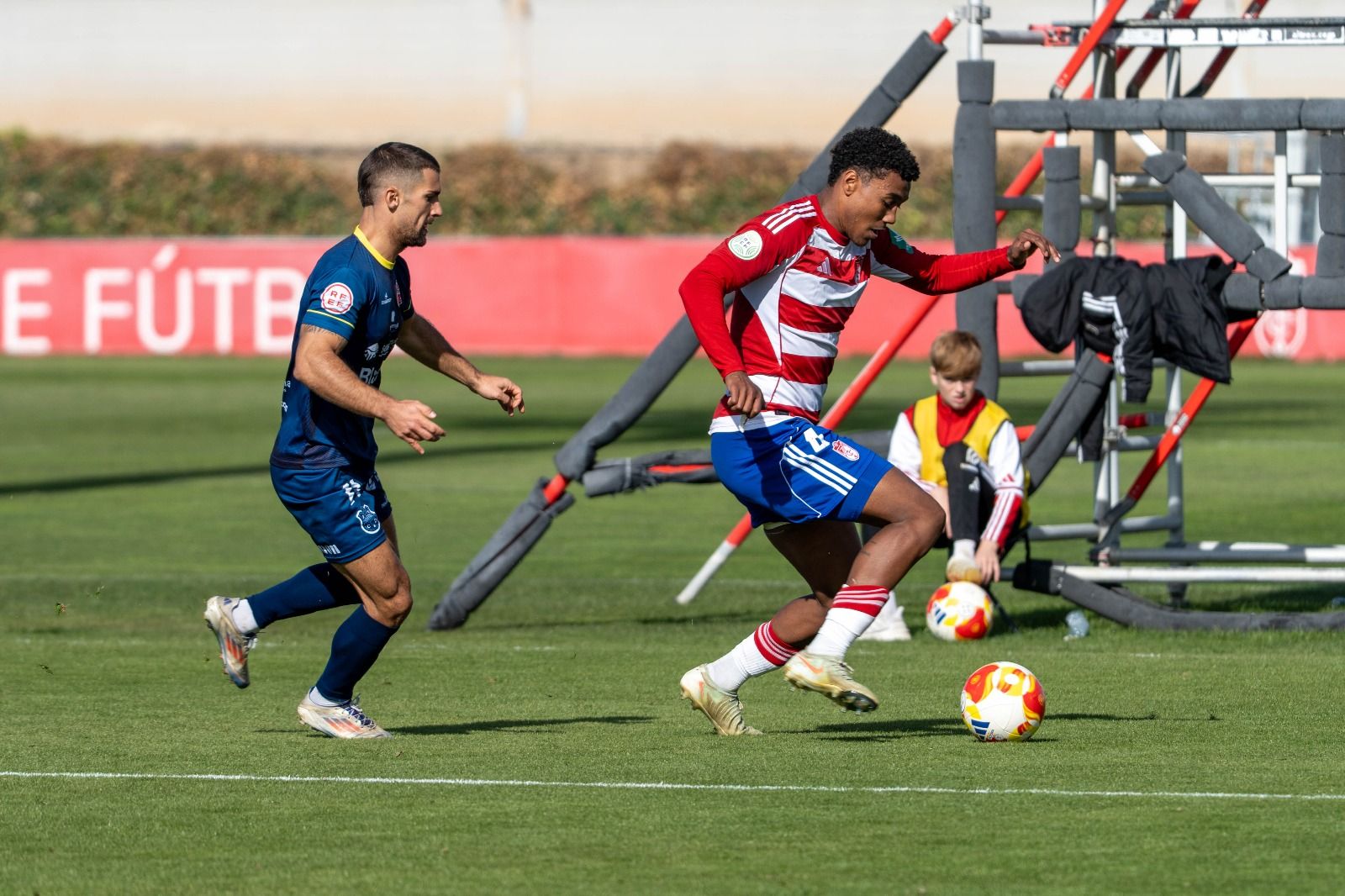 Seydou Fall, jugador del Recreativo Granada, protegiendo el balón.