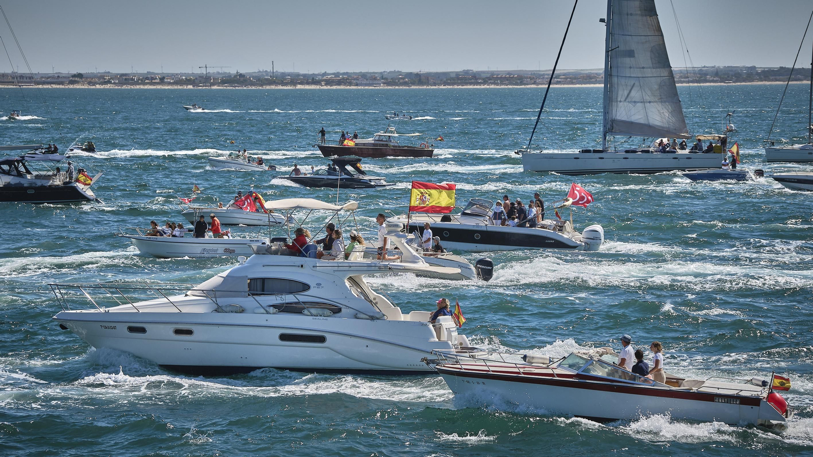 Parada naval y aérea en homenaje a Elcano en aguas de Sanlúcar. Parada naval y aérea en homenaje a Elcano en aguas de Sanlúcar.