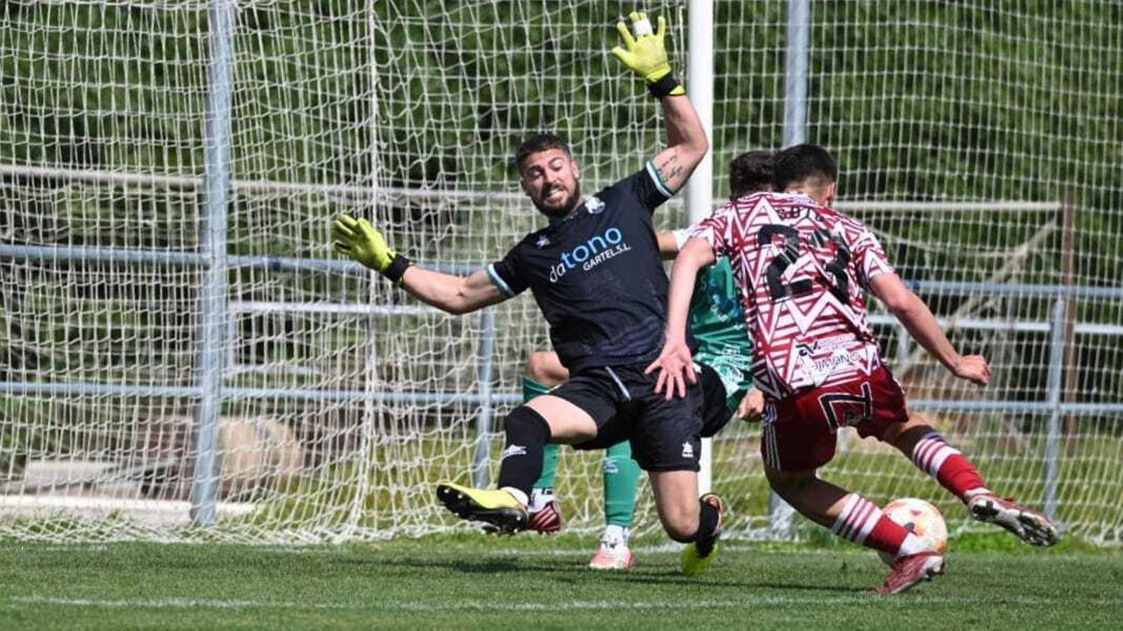 Jesús Soto perdona en boca de gol tras la falta de Álvaro Rey al palo.