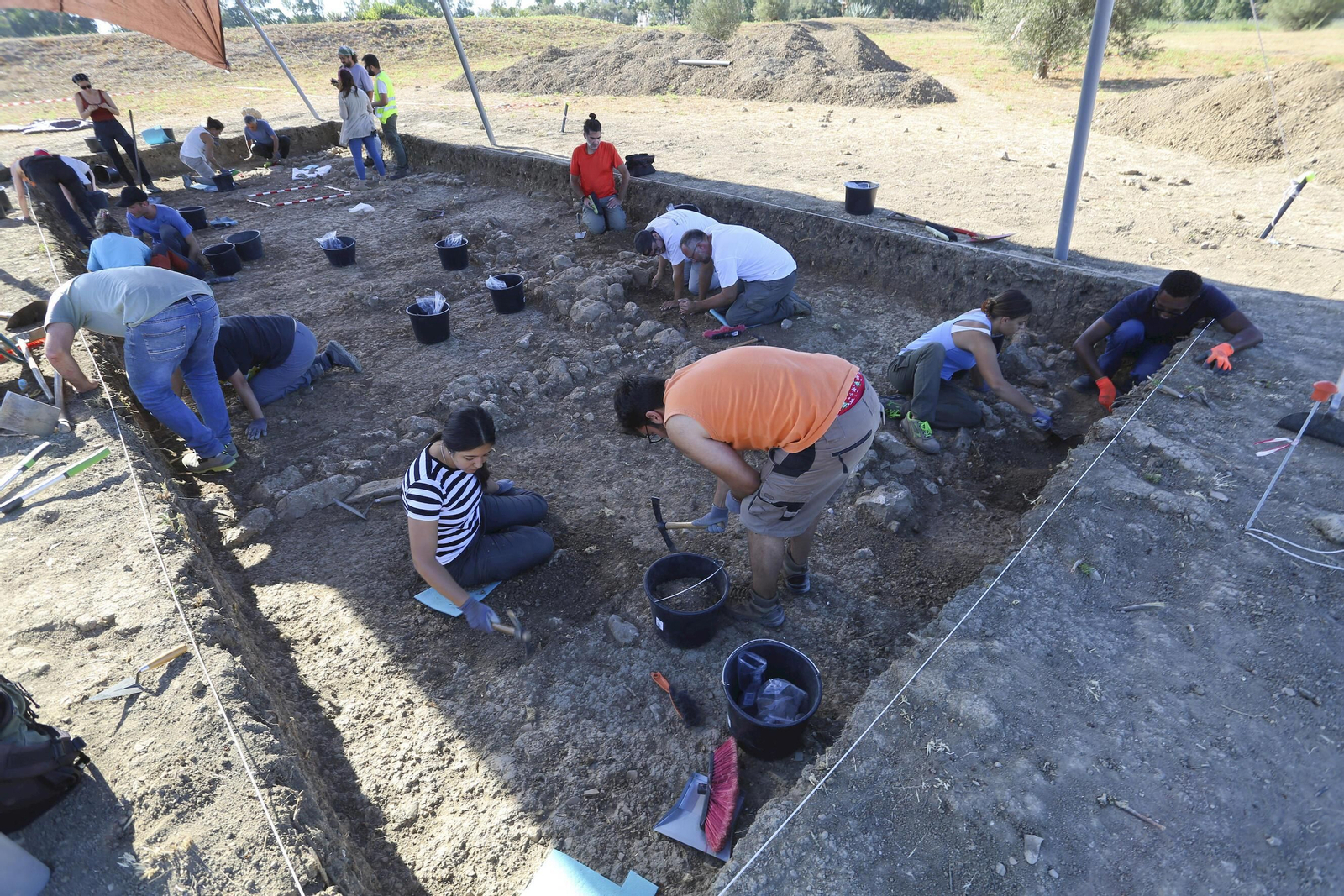 Investigadores excavan el yacimiento de Cerro del Villar. Investigadores excavan el yacimiento de Cerro del Villar.