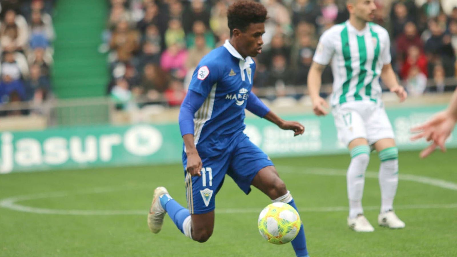 Mustafá conduce un esférico durante el encuentro en El Arcángel.